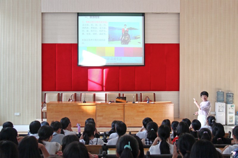 (曾惠華主任跟教職工、專業(yè)學子講座現(xiàn)場一)講座照片7